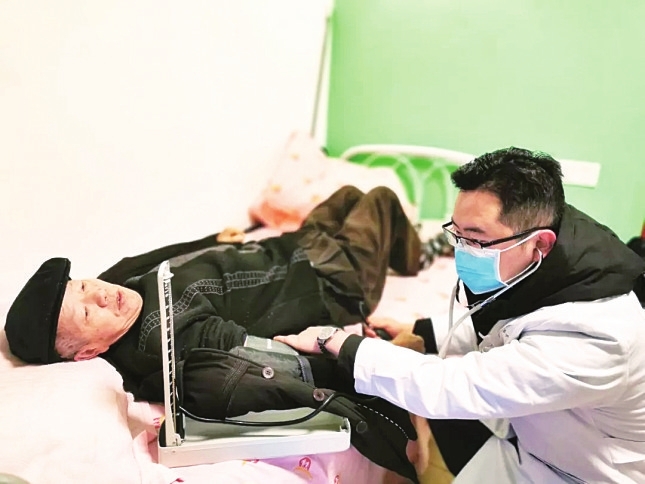 初冬暖阳暖人身 爱心服务暖人心