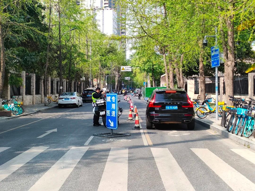 254个车位全天候开放 东城根街周边早晚交通压力小多了