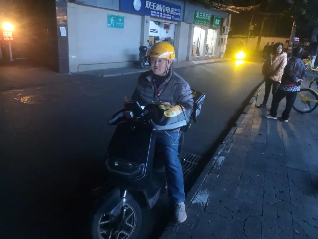 骑手的“超时”选择：防护栏上的灭火行动
