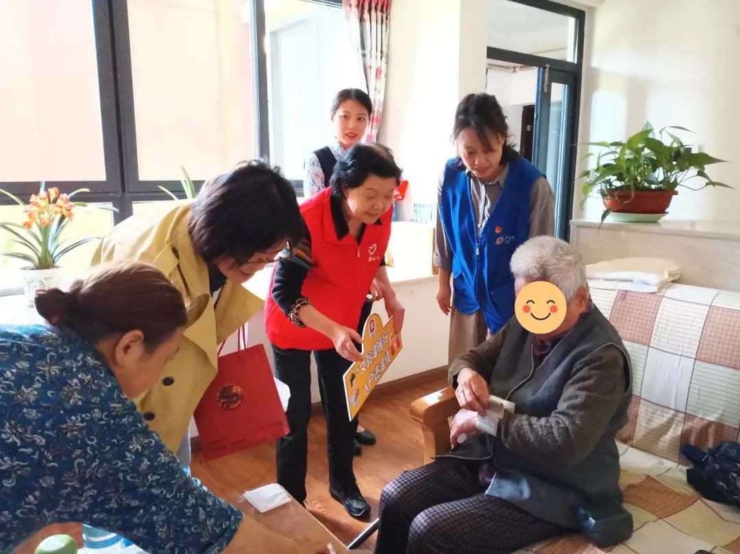 七旬嬢嬢徐金陵：退休不褪色，用爱温暖百位高龄老人