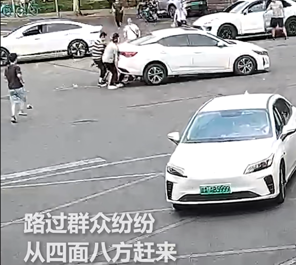 20秒生死营救！成都这群“抬车侠”太帅了